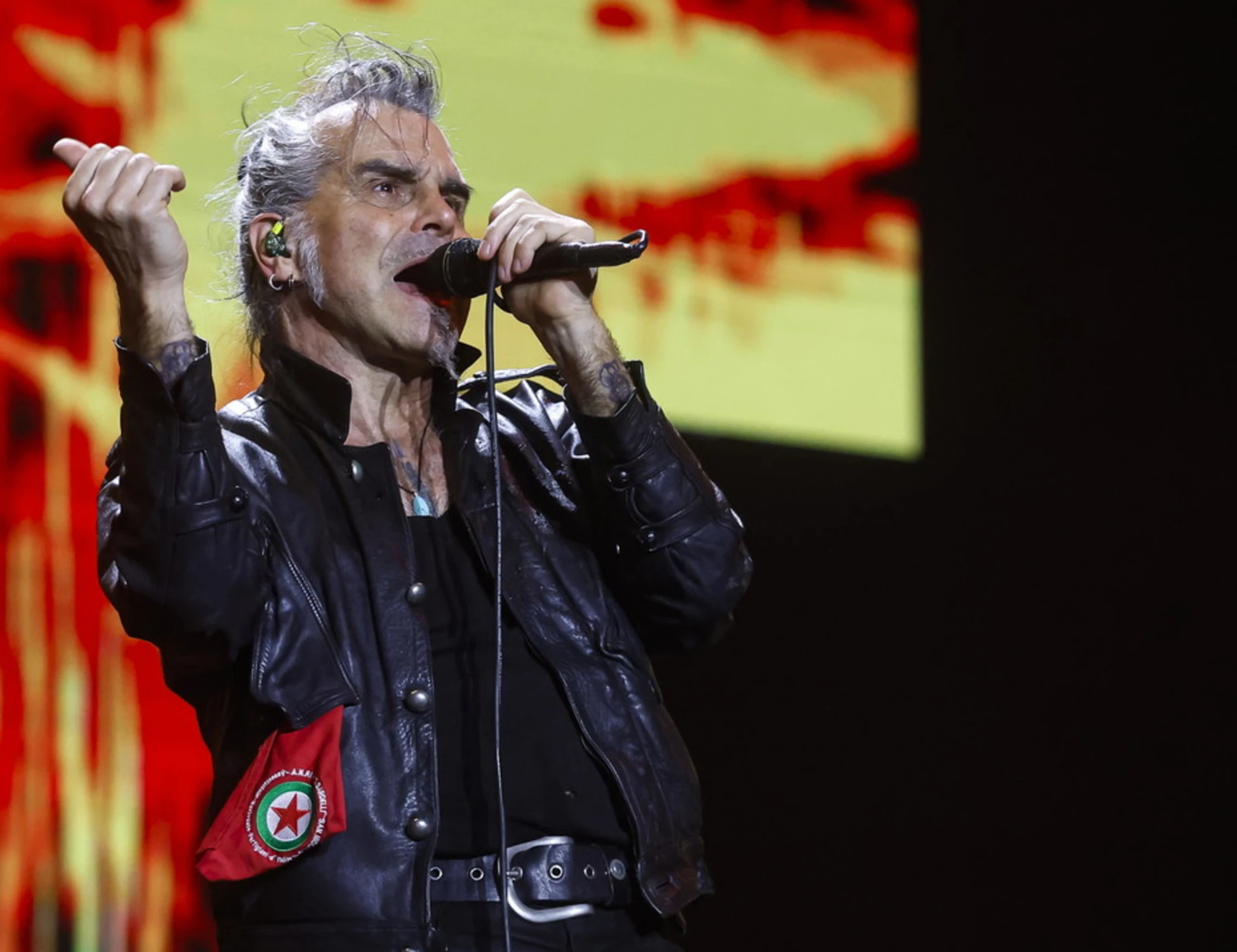 Piero Pelù, il concerto diventa un comizio politico: a Pescara scoppia la polemica