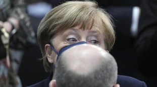Angela Merkel, "rivendico il mio no": schiaffo a Zelensky durante le ferie in Italia, esplode la polemica