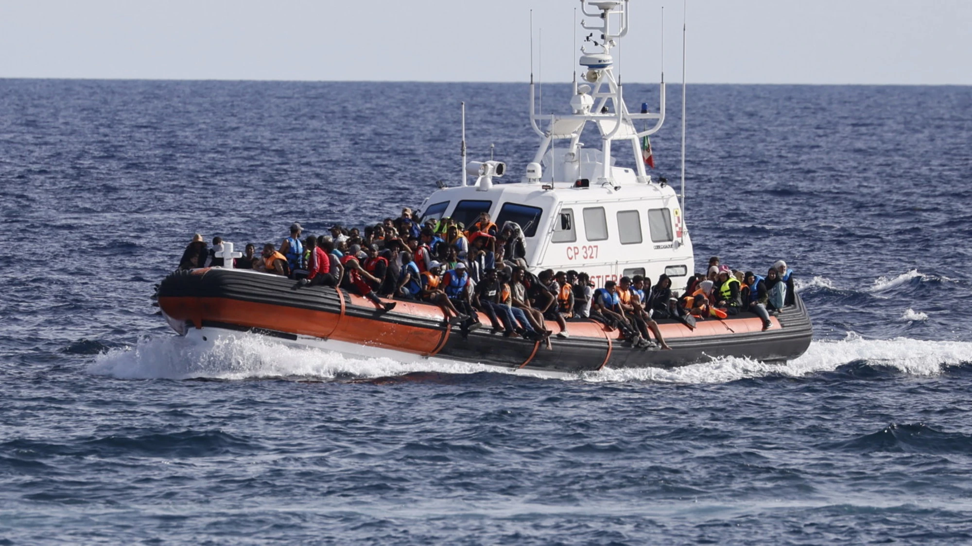 Migranti, il Portogallo dice sì alla linea Meloni. Dal presidente socialista gioco sporco?