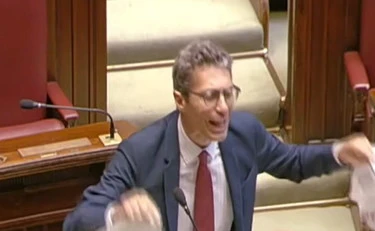 Riccardo Magi, show e caos in Aula: strappa la 'legge elettorale' e attacca: espulso