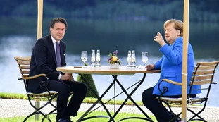 Giuseppe Conte fregato dall'Europa. I soldi del Recovery arrivano tardi, Italia costretta a chiedere il Mes