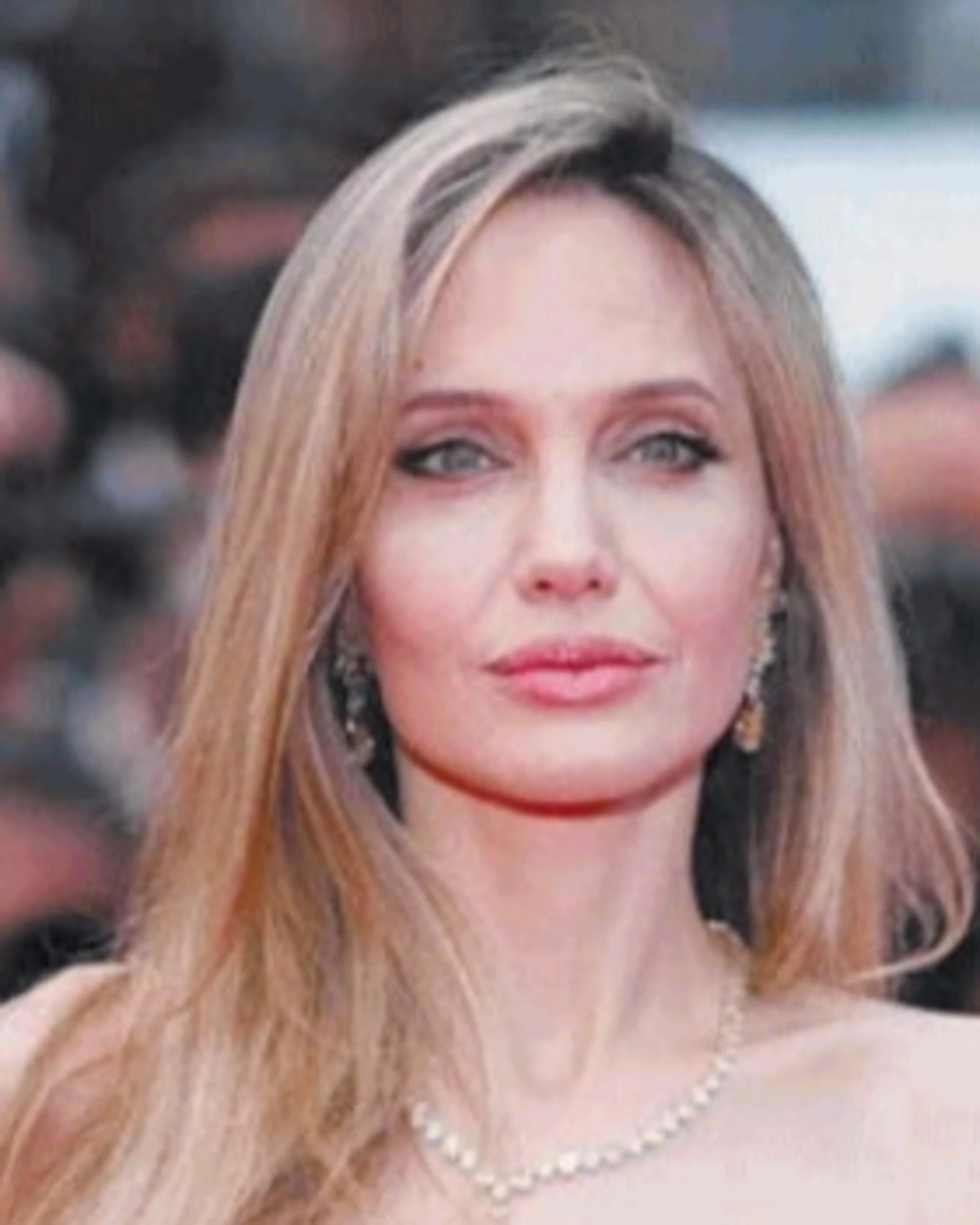 Angelina Jolie, compie 50 anni ma ha già vissuto sette vite