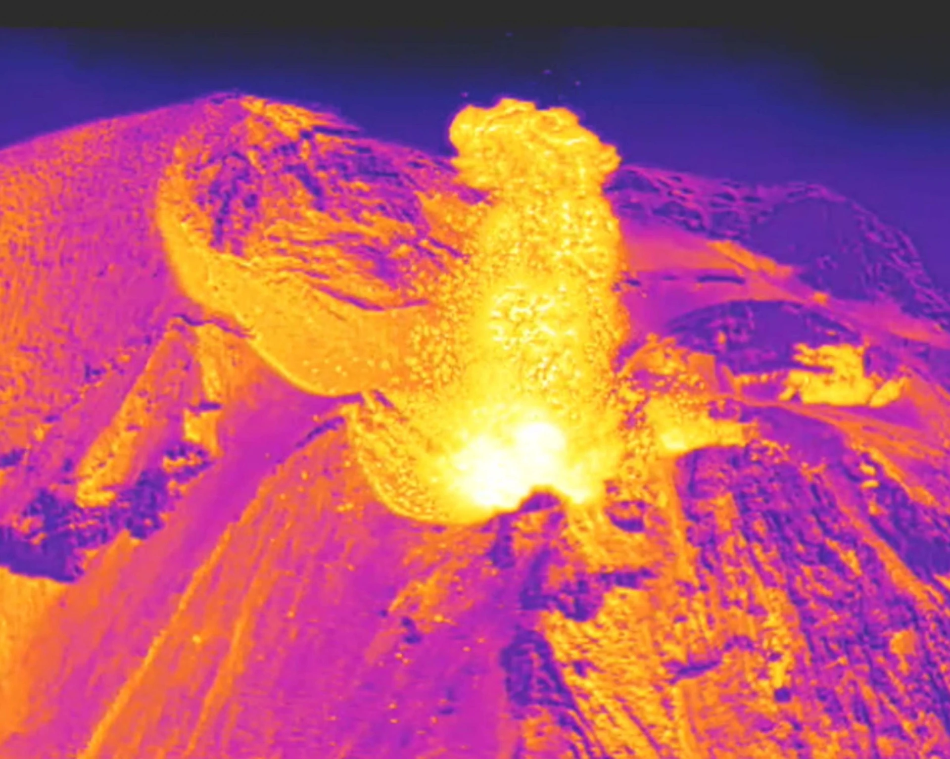 Stromboli, il vulcano erutta ed è psicosi tsunami. L'esperto Ingv: "20 eventi esplosivi"
