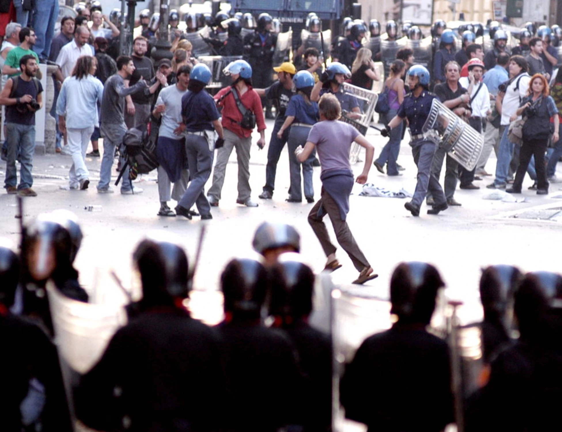 Anarchici, ecco il manuale per attaccare i poliziotti