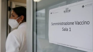 Bollettino 9 settembre, cambia il trend dei ricoveri: tutti in calo. Vaccino, terza dose: pronto il via libera dell'Aifa