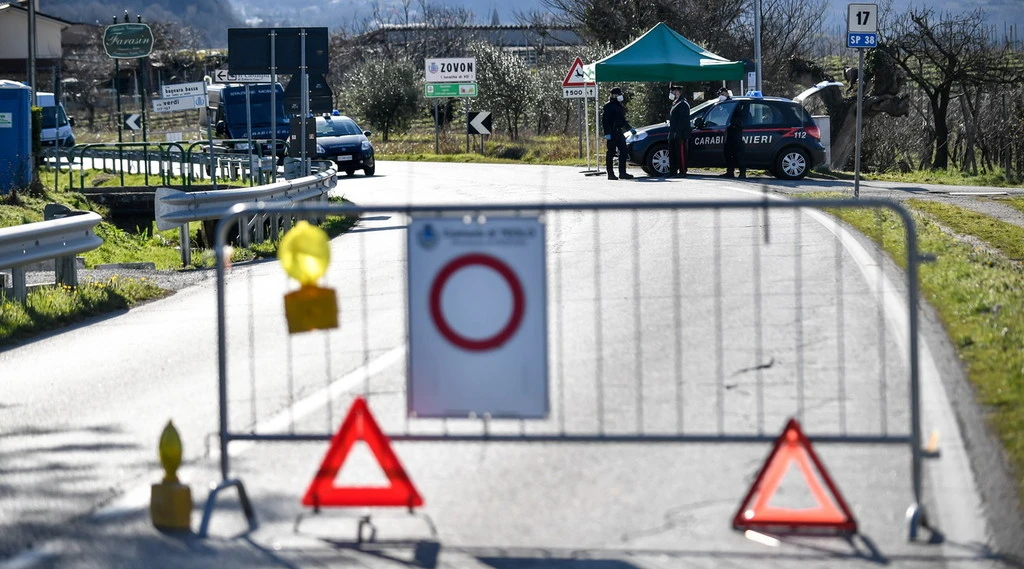 Coronavirus, il bollettino: record di contagi da maggio, sfondata quota 800. Chi trema