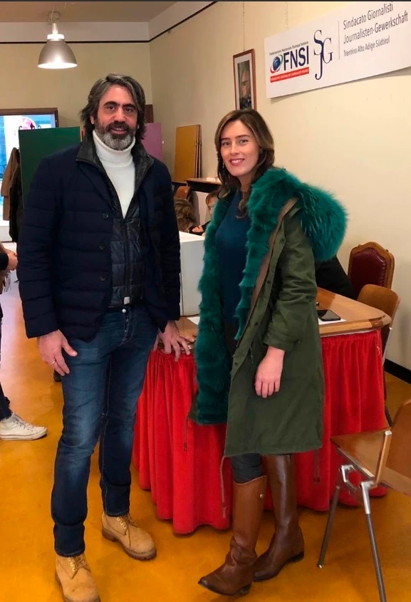 Maria Elena Boschi incanta ai seggi Pd con gli stivali da cavallerizza