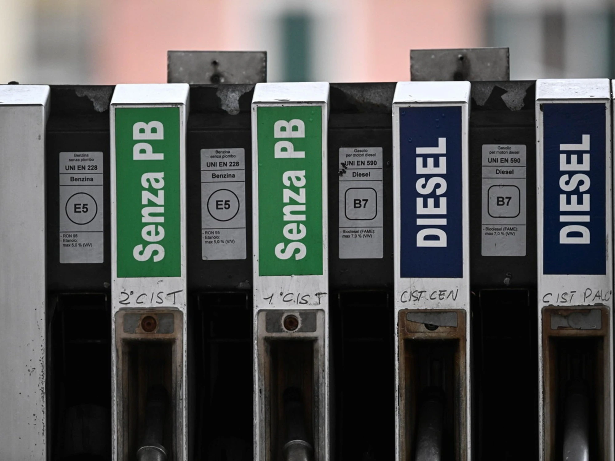 Gli svizzeri vengono a fare il pieno in Italia