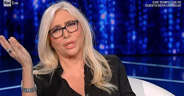 Domenica In, Mara Venier ridicolizza la sua ospite: "Ma metterti una bella maglietta no?"
