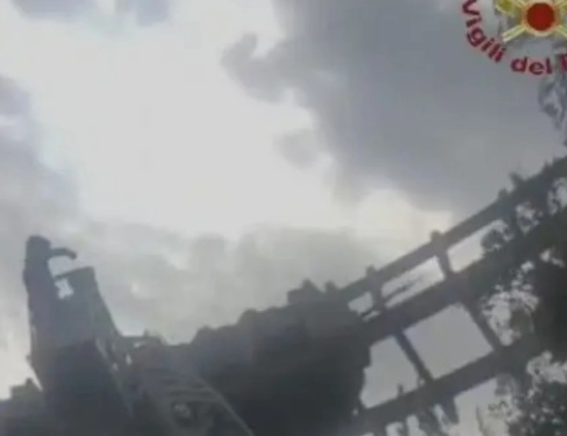 Roma, paura al parco divertimenti: 15 persone bloccate sulle montagne russe