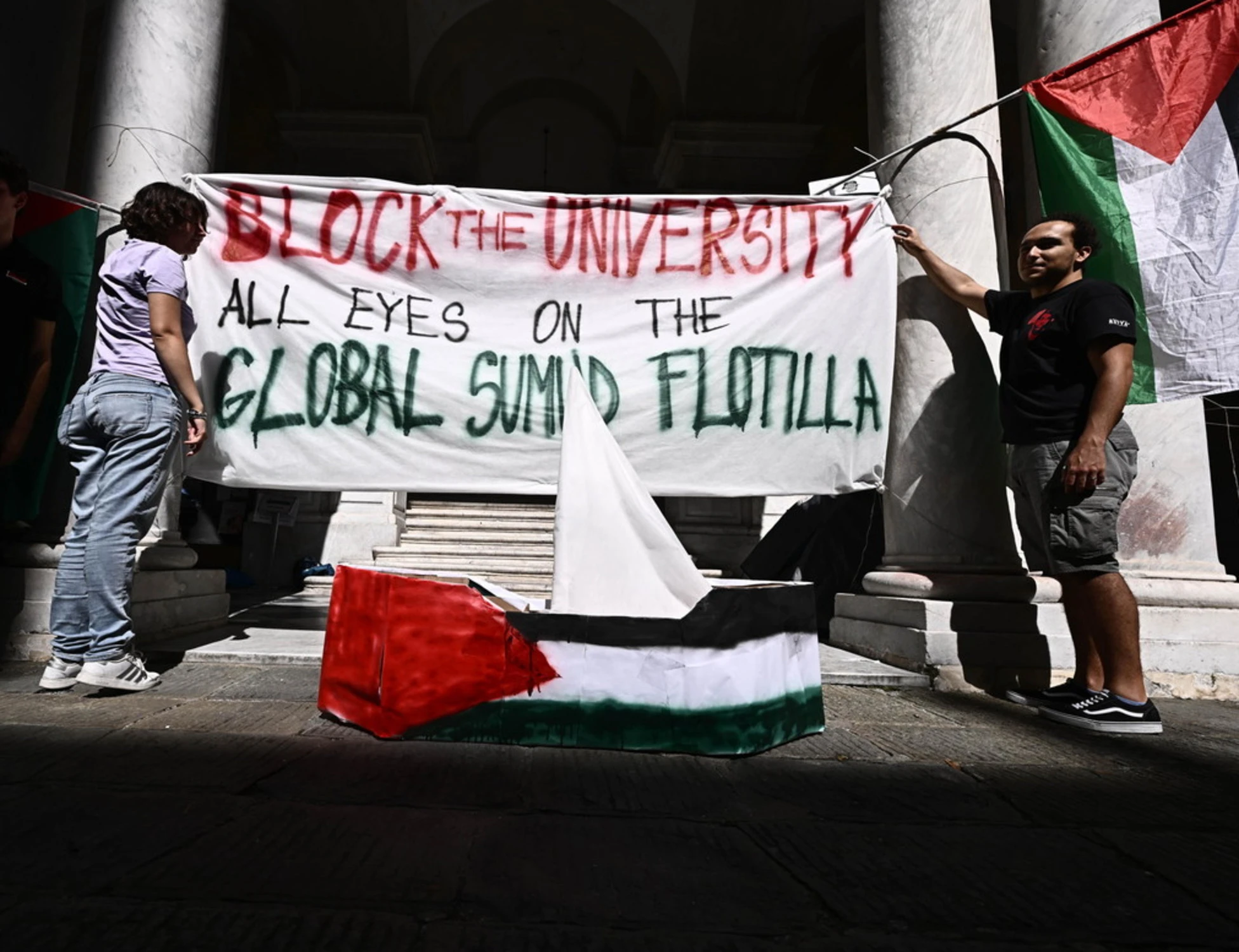 Genova, i pro-Pal passano il limite: aggredito un tecnico dell'università occupata