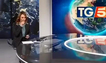 Coronavirus, Domitilla Savignoni tossisce ripetutamente: panico al Tg5, il video diventa virale