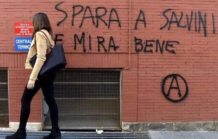 Matteo Salvini, gli anarchici lo minacciano di morte: "Sparagli e mira bene". Silenzio da sinistra