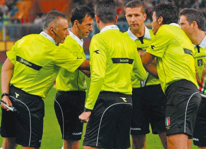 Il presidente degli arbitri italiani propone un reddito di cittadinanza per gli ex fischietti