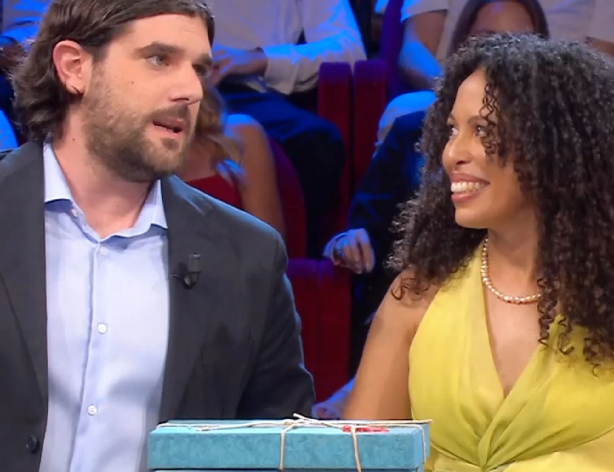 Affari Tuoi, insulti al fidanzato di Rossella: "Inutile, portasfortuna, pieno di gel"