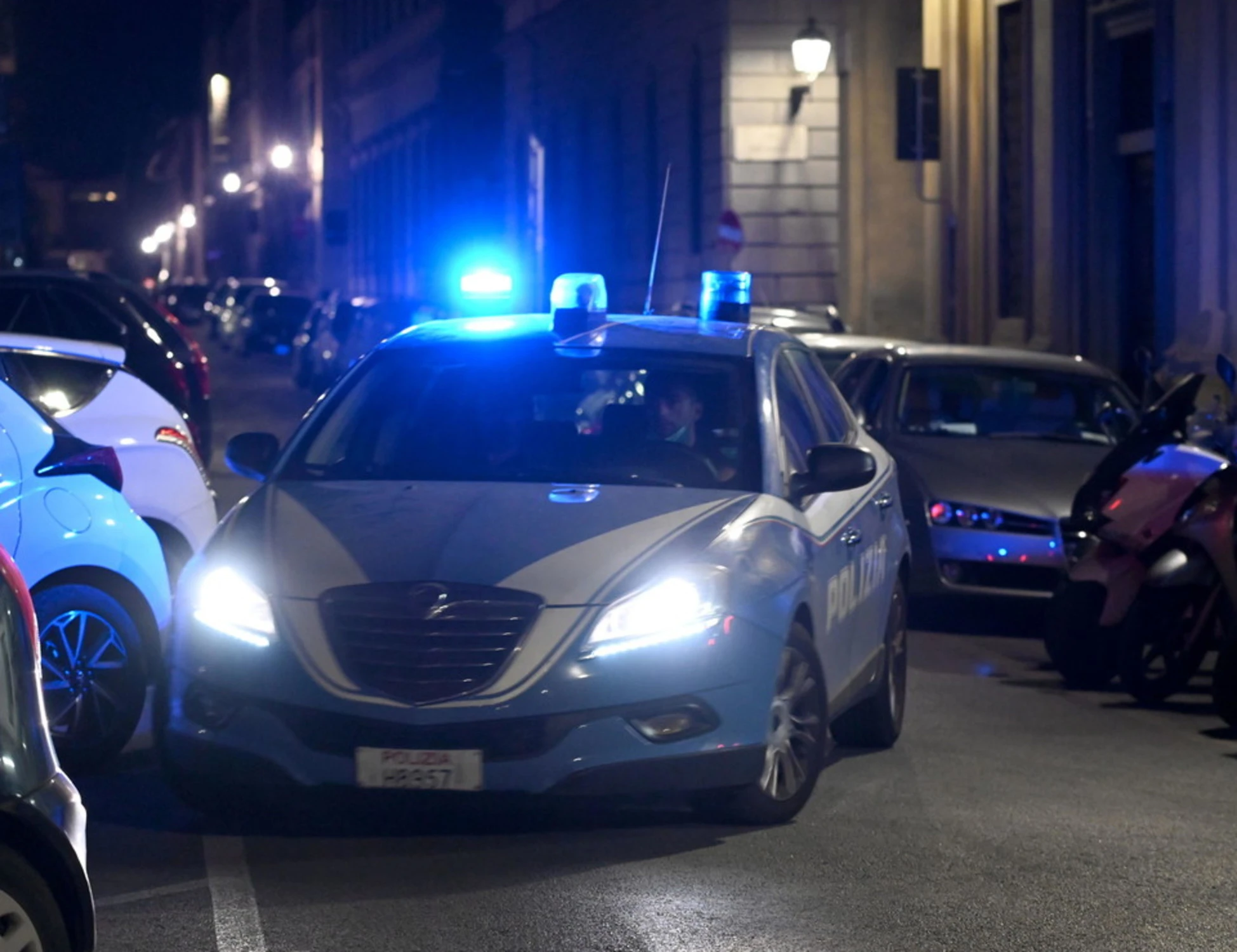 Salerno, 20enne accoltellata alle spalle senza motivo: caccia all'uomo