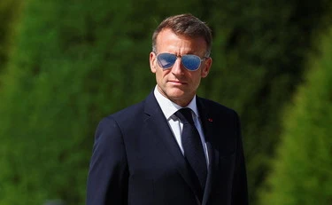 "Emmanuel Macron ha dei problemi", ma l'Eliseo non rivela quali: il mistero degli occhiali
