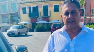 Giovanni Toti, l'ultimo schifo dei no-vax: ecco come hanno ridotto la sua auto, le foto