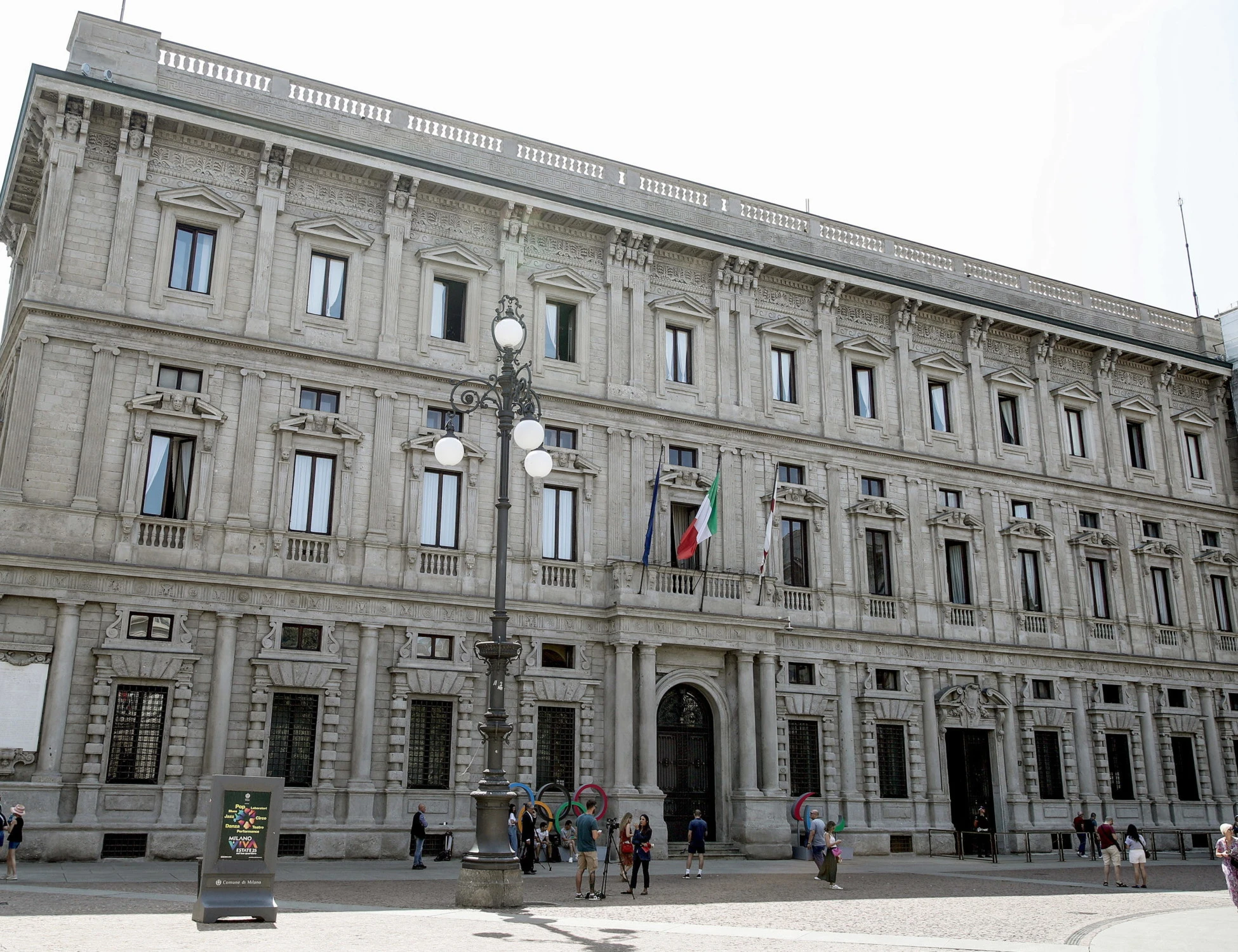 Lutto cittadino, ma in Comune se ne infischiano...