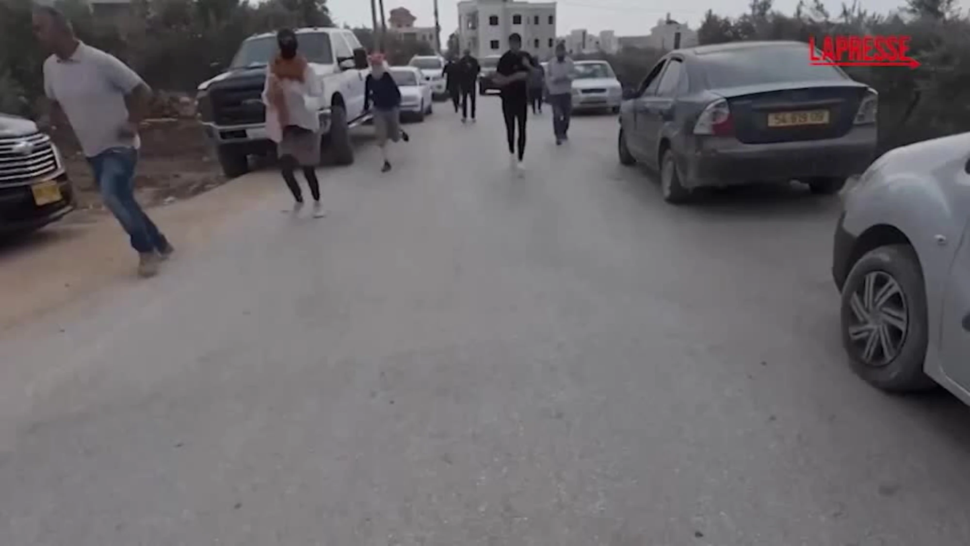 Cisgiordania, coloni aggrediscono palestinesi durante la raccolta delle olive: almeno 6 feriti