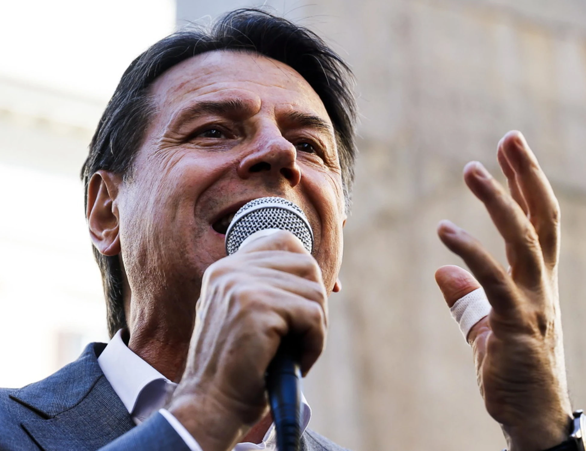 Giuseppe Conte attacca Meloni, replica-FdI: "Qual è il tuo posto"