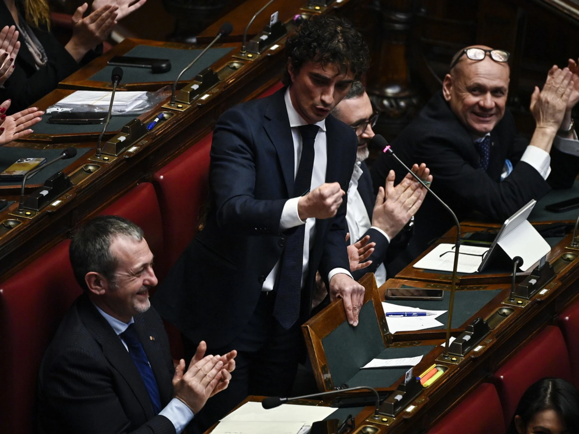FdI denuncia la sinsitra: sfregio alla polizia alla Camera
