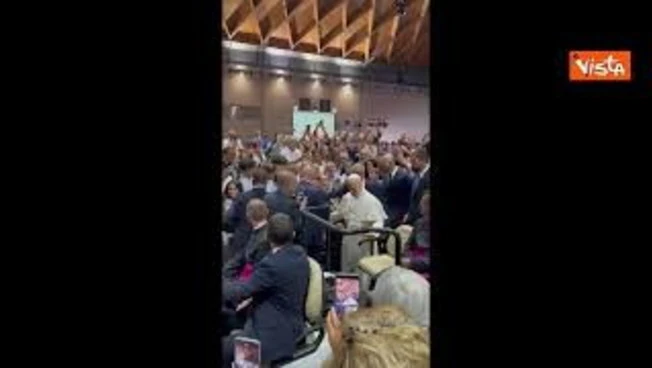Papa Leone scende dalla golf car per salutare una persona invalida al Meeting di Rimini
