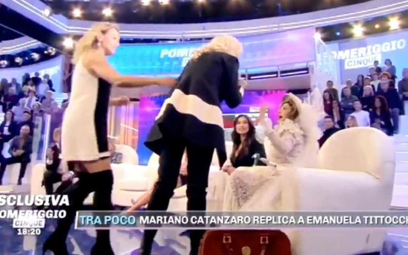 Pomeriggio 5, rissa tra Marchesa D'Aragona e Maria Monsè: "Bella porcella", la D'Urso deve dividerle