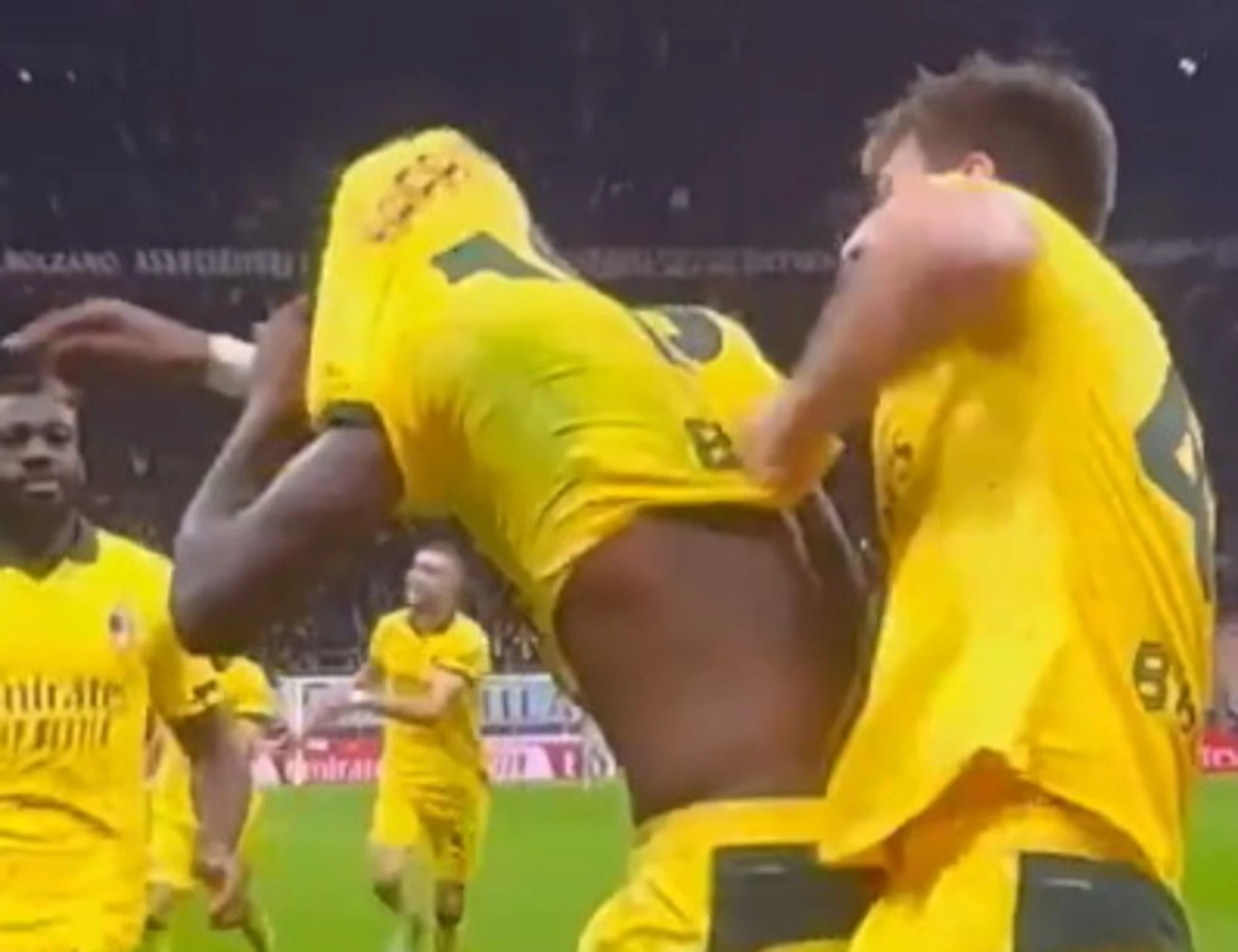 Leao esulta, Gabbia lo placca: Milan-Fiorentina, cos'è successo