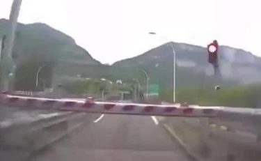 Sbronzo marcio sull'A1, senza una ruota, senza patente: sfonda il casello, arrestato