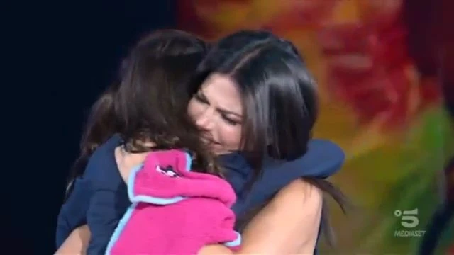 Amici Celebrities, Laura Torrisi scoppia a piangere in diretta. La De Filippi e Pieraccioni, blitz in studio