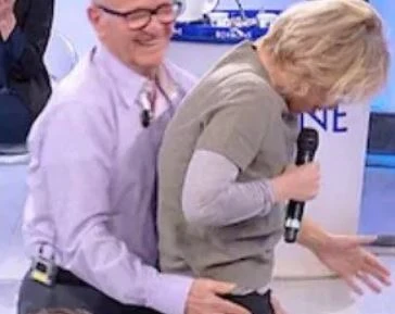 Uomini e donne, il cavaliere Renato cala le mani su Maria De Filippi: "Ma che fai?"