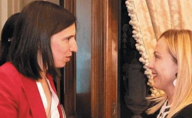 Elly Schlein, non rimane che farsi lo spot con Meloni