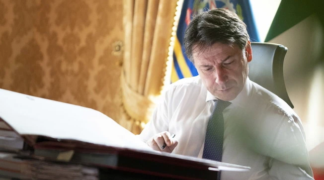 Giuseppe Conte, contrordine. "Sta accarezzando l'idea...". Il retroscena sul piano che può costargli la carriera