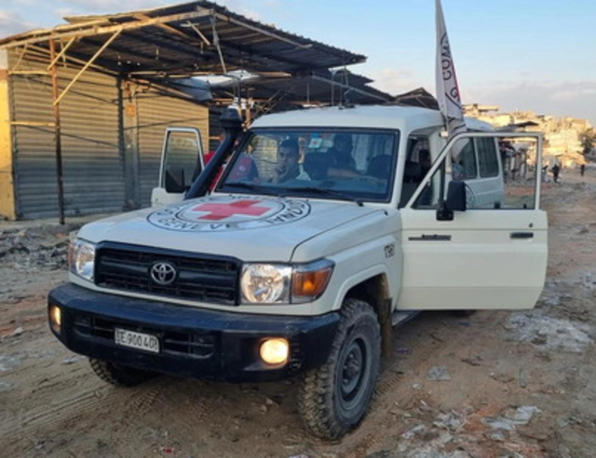 Hamas consegna due ostaggi morti. Trump minaccia: "Se non lo fate, Israele attaccherà"