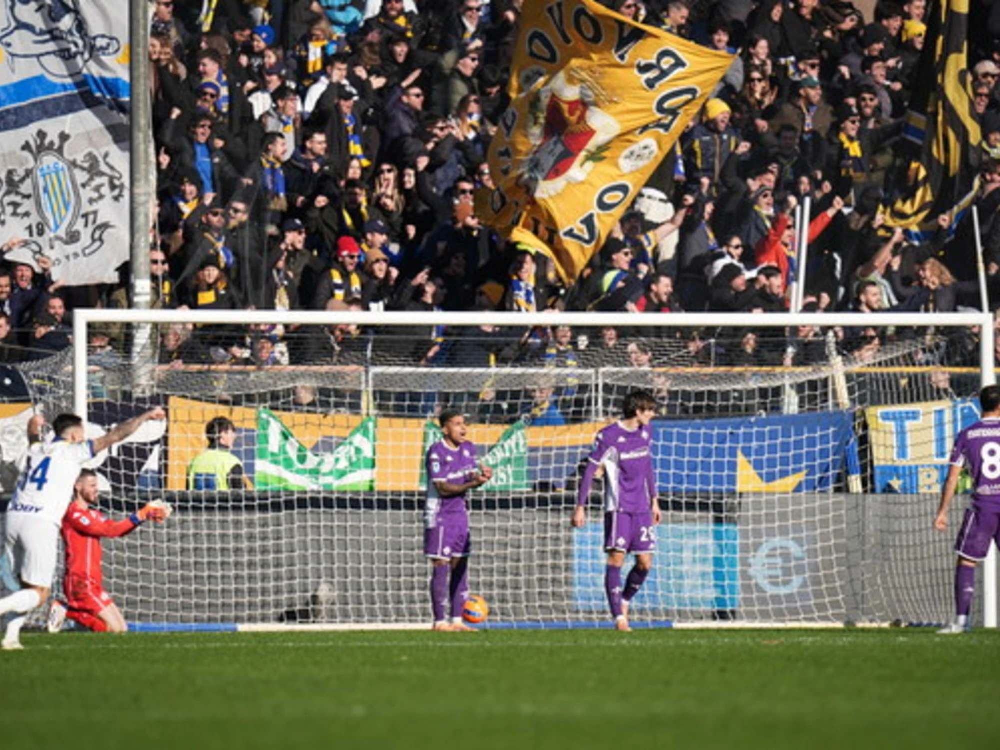 Fiorentina, altro ko a Parma: notte fonda e contestazione
