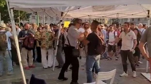 Green pass, i no vax devastano il gazebo del M5s a Milano: &quot;Vergogna, traditori&quot;, violenza sconvolgente