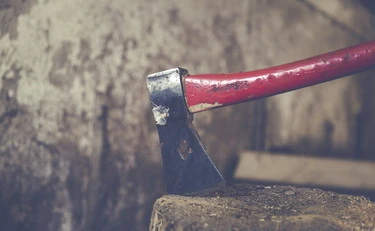 Roma, sconosciuto sale sull'auto di una donna con una accetta: finisce male