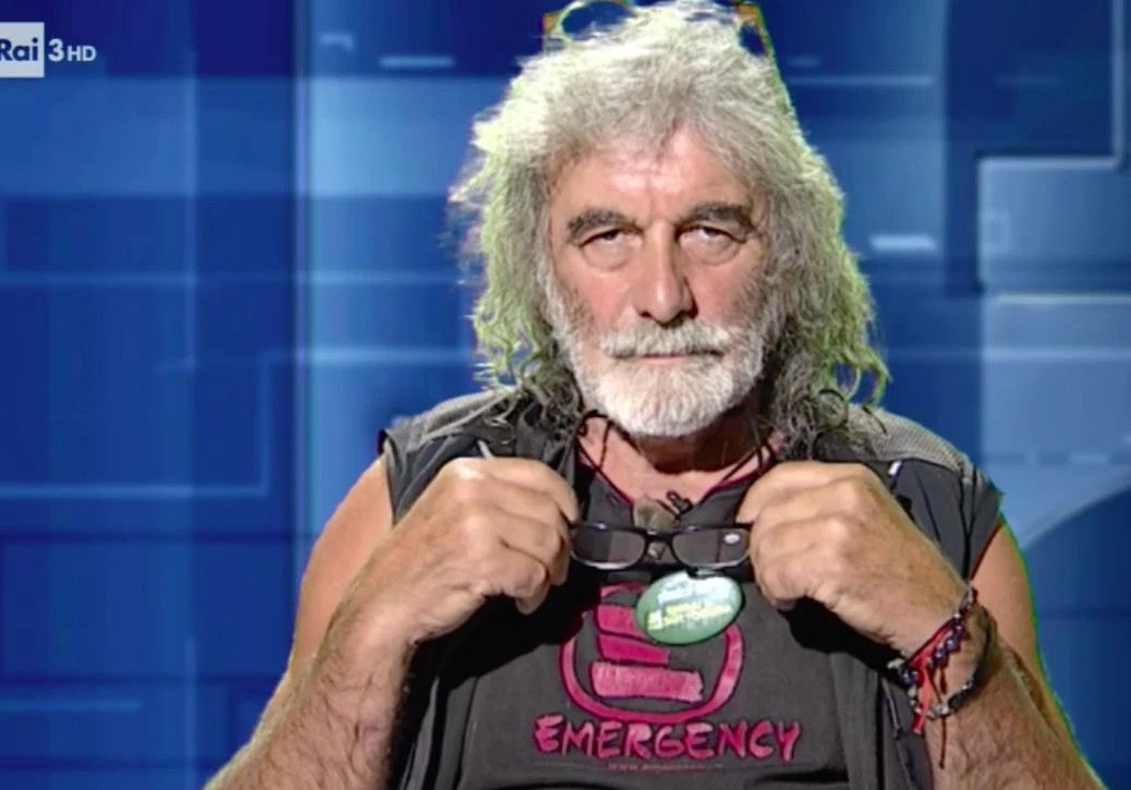 CartaBianca, Mauro Corona si presenta da Bianca Berlinguer con la maglietta di Emergency