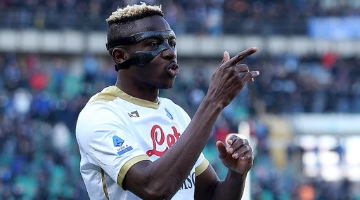 Serie A, straordinario Osimhen. Il Napoli vince 2-1 a Verona e resta a meno 3 dal Milan 