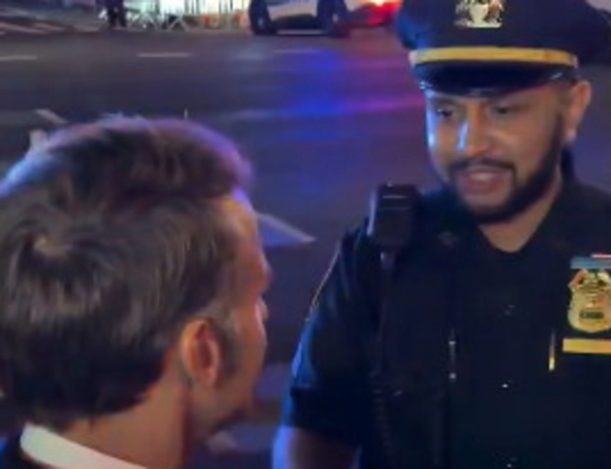 Macron fermato dalla Polizia e costretto a chiamare Trump