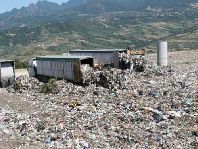 Rifiuti, Clini: "A Roma gestione illegale, necessario l'intervento del governo"