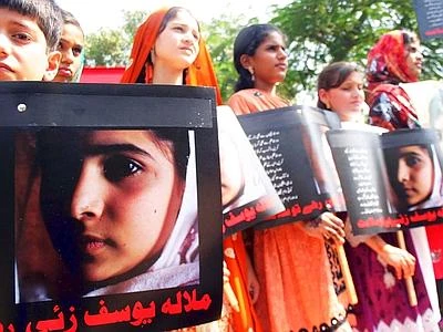 Malala esce dall'ospedale, l'attivista 15enne era stata vittima di un attentato in Pakistan