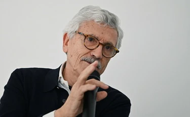 D'Alema vomita insulti: "Grumo nero, razzisti, fanatici". Come lo stroncano