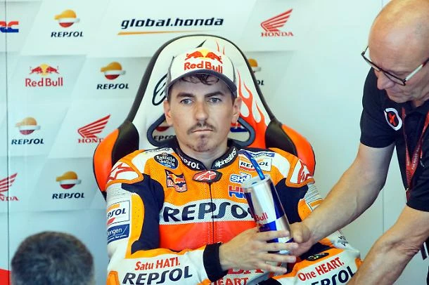 Jorge Lorenzo scende dalla moto: "A Valencia ultima gara, non so più vincere..."