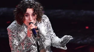 Madame sbrocca coi fan? Profezia di Gianni Morandi: "Un giorno potrebbe accadere...", che lezione alla cantante