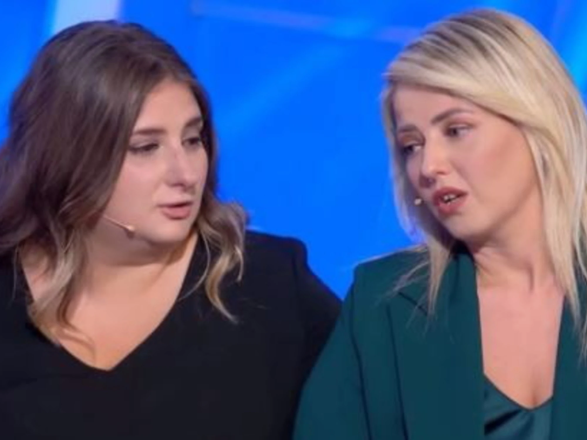 C'è posta per te, Maria De Filippi sbotta con le figlie di Leo: "Due viziate"