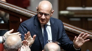 Rampelli, orgoglio tricolore: "Qui si parla italiano", la sinistra impazzisce