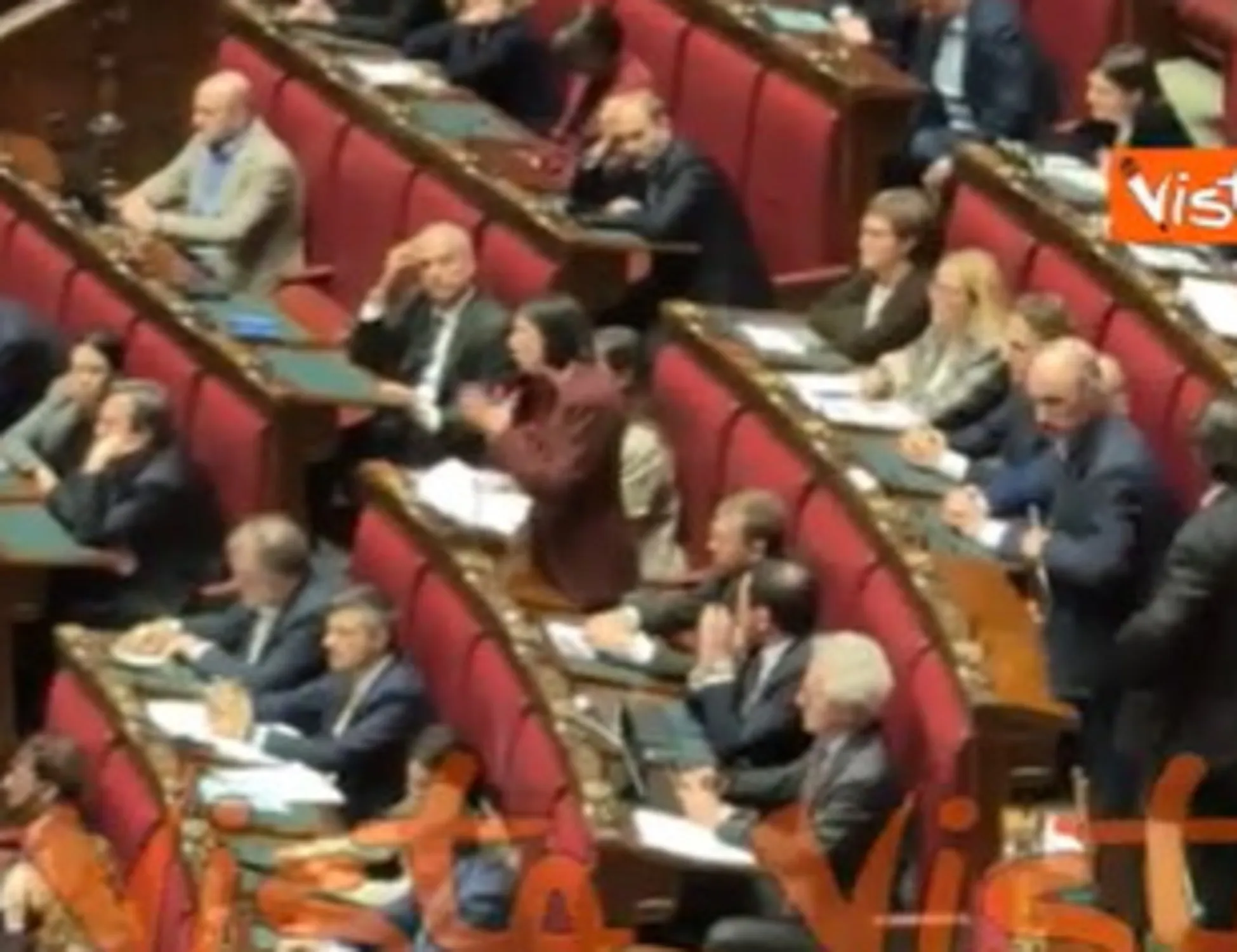 Leggi l'articolo: Schlein e Conte beccati così in aula: è finita in disgrazia