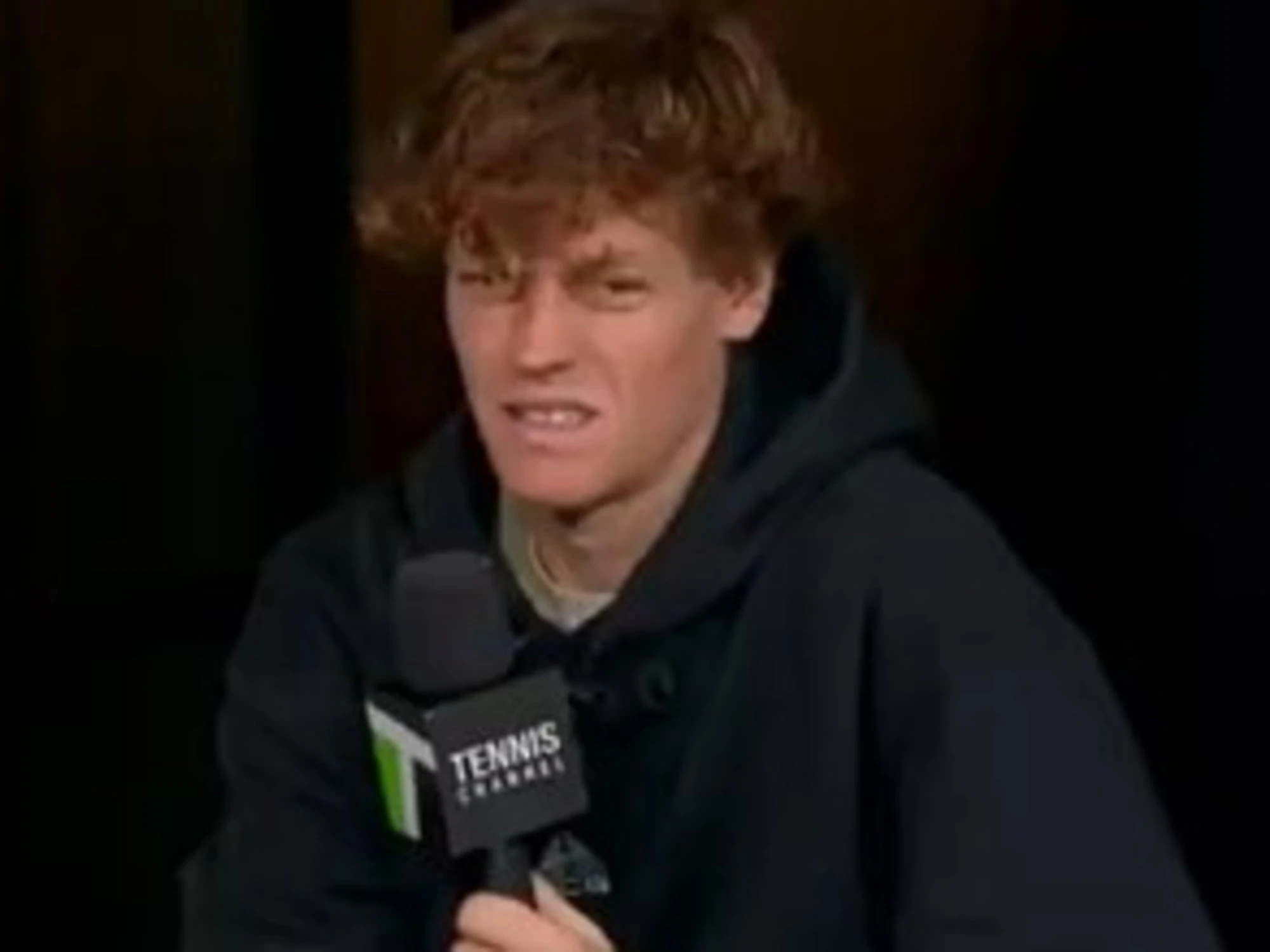Jannik Sinner interrompe l'intervista: le immagini che lo sconvolgono